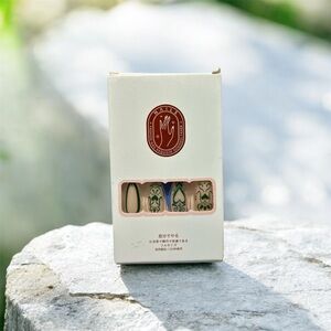 💅🏽 Press On Nails Set | Green Designs